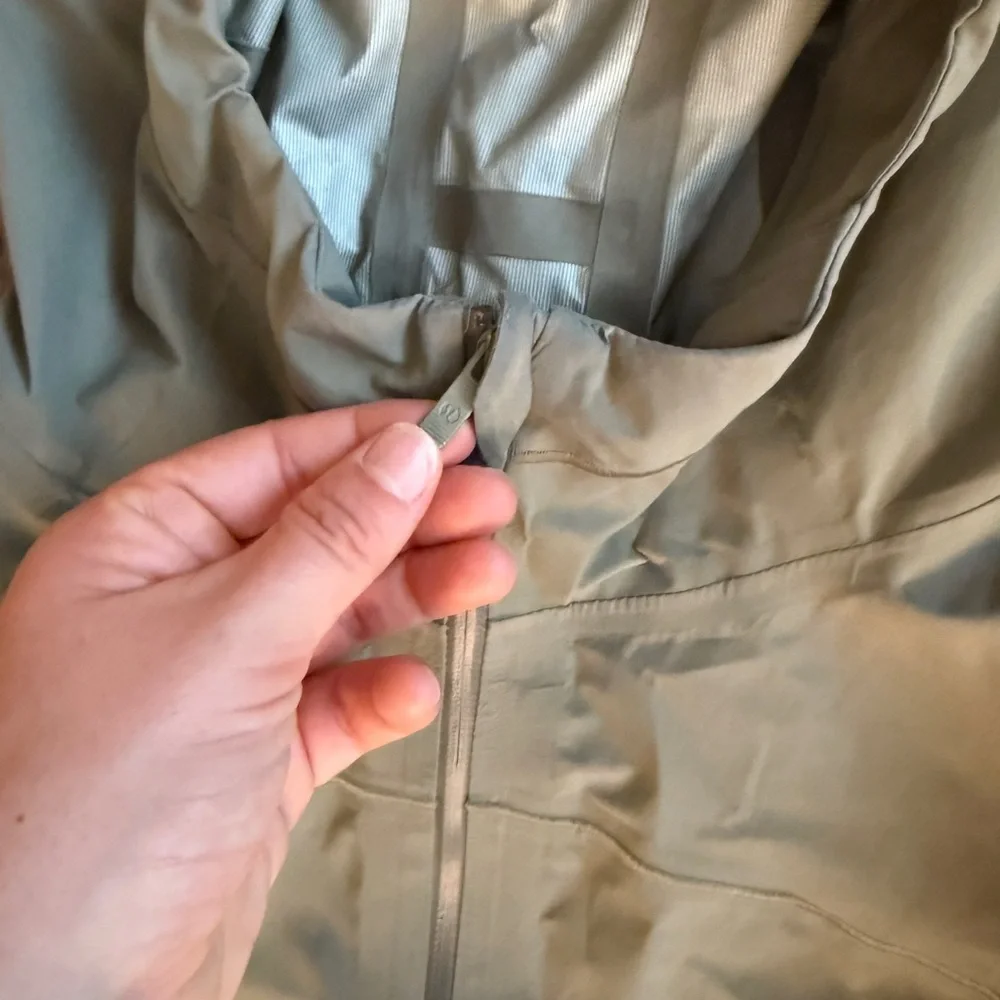 Lululemon rain rebel jacket size 6 - Picture 3 of 5